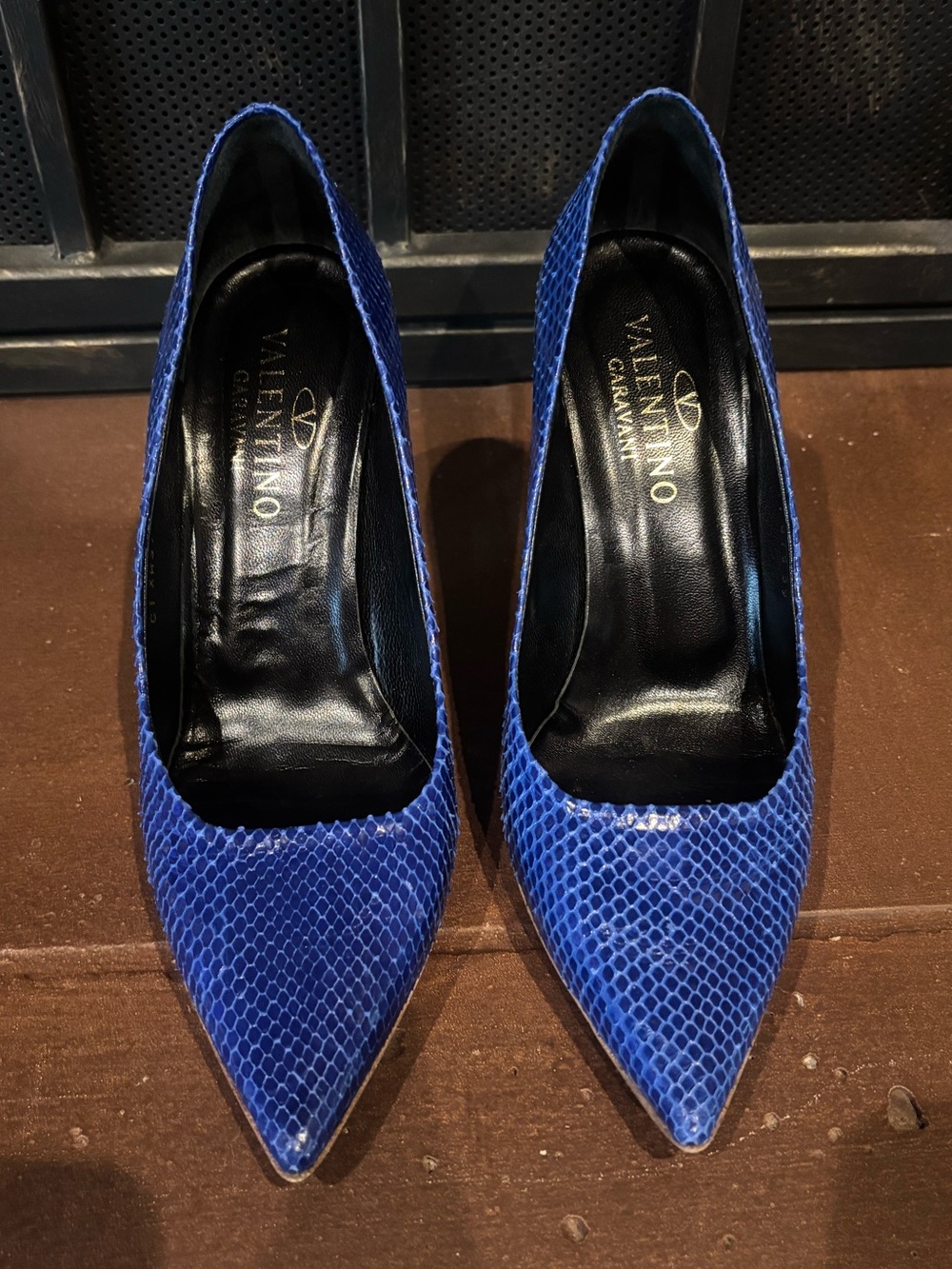 Valentino Garavani Blue Snakeskin Pattern Leather Heels - Picture 4 of 9